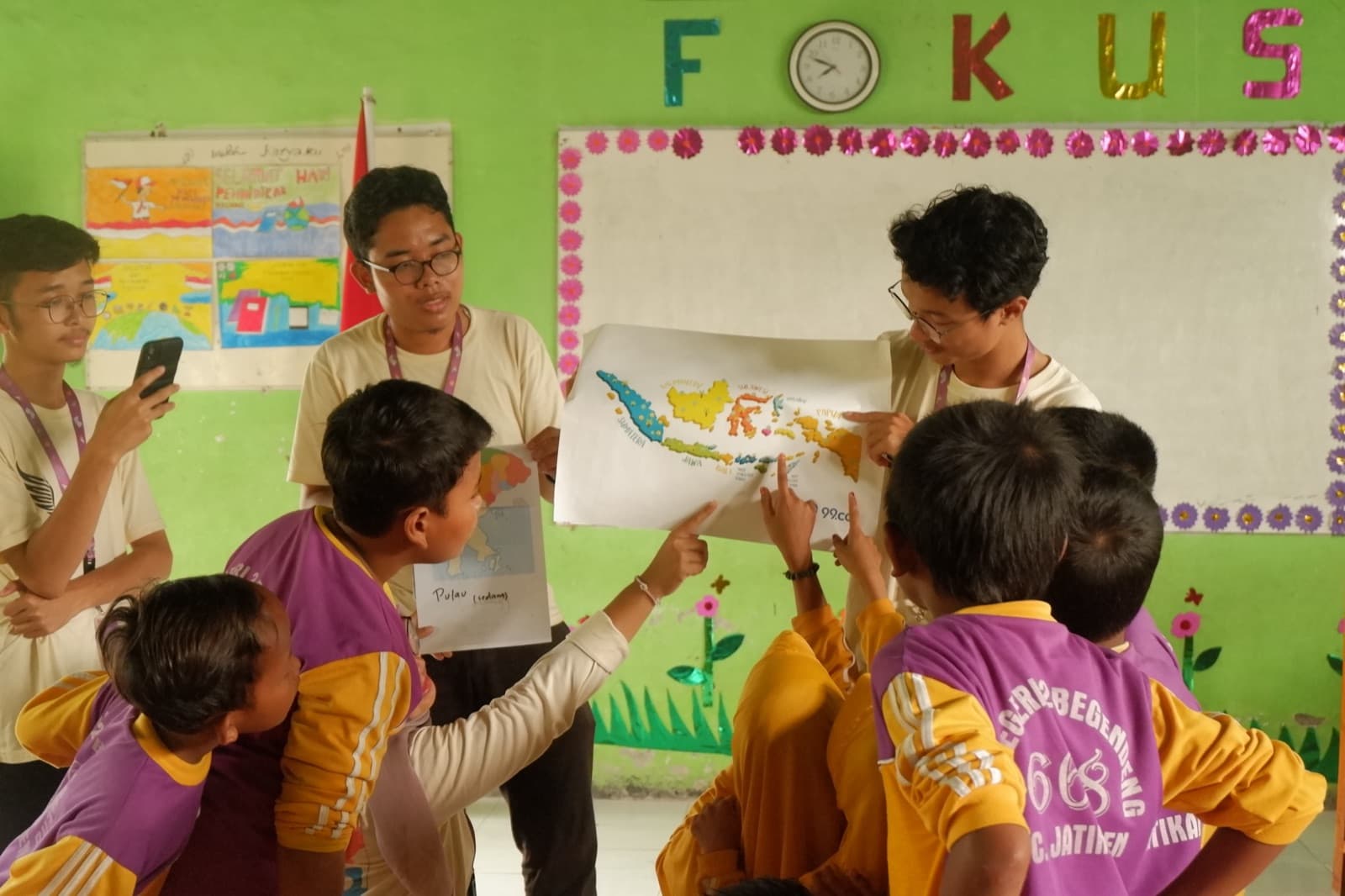 Relawan Sadewa mendampingi siswa belajar peta Indonesia di kelas